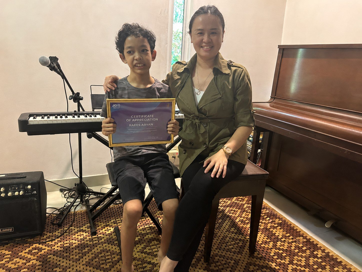 Raees Aryan Ezmir receiving a JCI Certificate of Appreciation